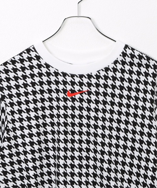 NIKE(ナイキ)の「【NIKE/ナイキ】WS NSW アイコン クラッシュ ショートスリーブトップ(Tシャツ/カットソー・レディース・ホワイト/レッド・SMALL/MEDIUM)」の5枚目の写真