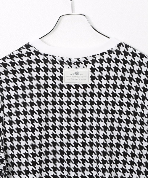 NIKE(ナイキ)の「【NIKE/ナイキ】WS NSW アイコン クラッシュ ショートスリーブトップ(Tシャツ/カットソー・レディース・ホワイト/レッド・SMALL/MEDIUM)」の6枚目の写真