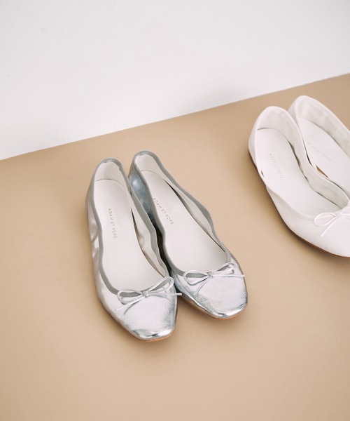 ADAM ET ROPE'(アダムエロペ)の「【サステナブル】メタリックバレエ(バレエシューズ・レディース・ホワイト/ブラック/シルバー/ブルー・22.5cm/23.5cm/24.5cm/23.0cm/24.0cm)」の4枚目の写真