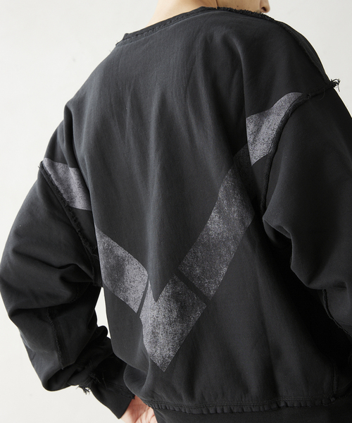 JOURNAL STANDARD relume(ジャーナルスタンダード レリューム)の「《WEB限定》ARMY スウェットクルーネック ”V”(スウェット・メンズ・ブラック/グレー・MEDIUM/LARGE)」の2枚目の写真