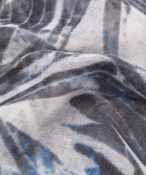 HAMNETT(ハムネット)の「【HAMNETT】 ボタニカルストール / ストール (ストール/ショール・ネイビー/オレンジ・FREE)」の3枚目の写真