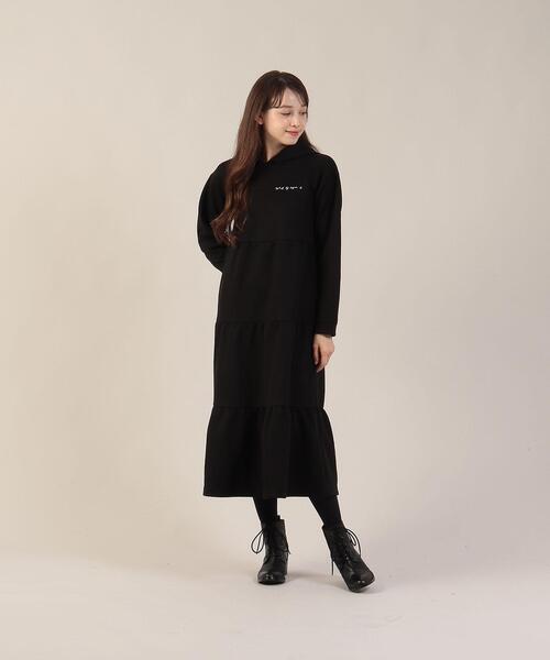 To b. by agnes b.(トゥービーバイアニエスベー)の「WEB限定 WT77 ROBE ティアードフーディーワンピース(ワンピース・レディース・ブラック・FREE)」の3枚目の写真