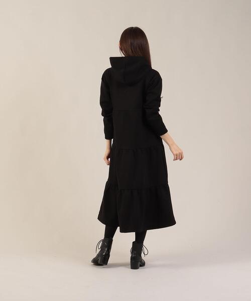 To b. by agnes b.(トゥービーバイアニエスベー)の「WEB限定 WT77 ROBE ティアードフーディーワンピース(ワンピース・レディース・ブラック・FREE)」の4枚目の写真