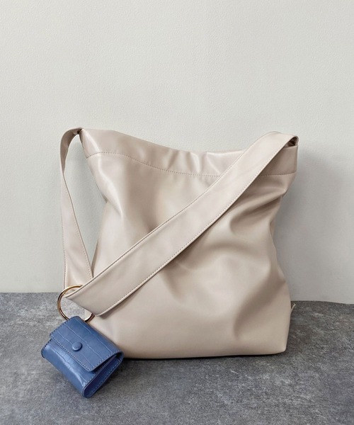 179/WG（イチナナキュウダブルジー）の「【ポーチ付き】ショルダートートバッグ（ショルダーバッグ・レディース・オフホワイト/ブラック/グリーン・FREE）」の2枚目の写真