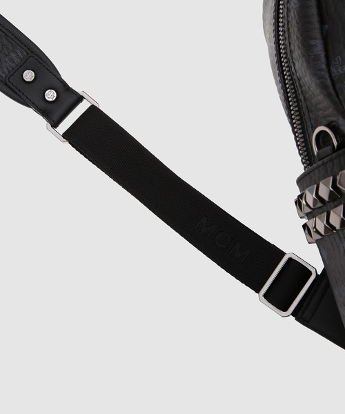 MCM(エムシーエム)の「Small Stark サイドスタッズ バックパック - ヴィセトス(バックパック/リュック・メンズ・ブラック・SMALL)」の2枚目の写真