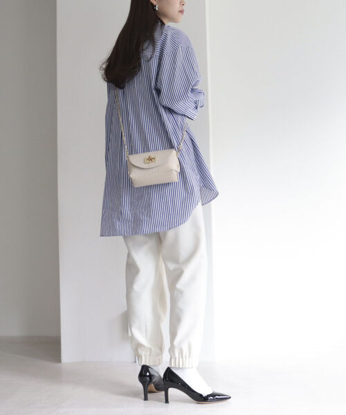 AULENTTI(オウレンティ)の「【AULENTTI/オーレンティ】型押しチェーンミニショルダーバッグ(ショルダーバッグ・レディース・ベージュ/ブラウン・FREE)」の3枚目の写真