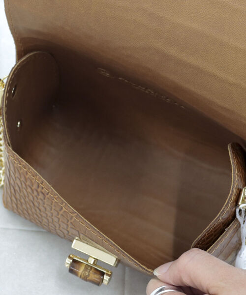 AULENTTI(オウレンティ)の「【AULENTTI/オーレンティ】型押しチェーンミニショルダーバッグ(ショルダーバッグ・レディース・ベージュ/ブラウン・FREE)」の16枚目の写真