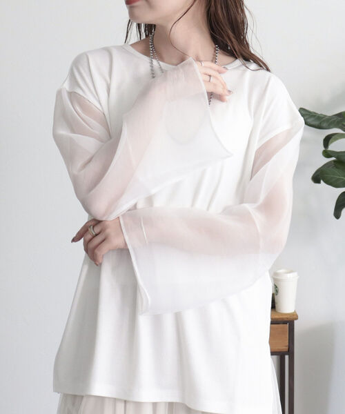 fredy emue(フレディエミュ)の「シアー袖Tシャツ(Tシャツ/カットソー・レディース・ブラック/ベージュ/オフホワイト・38)」の4枚目の写真