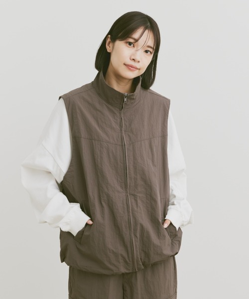 flaner（フラネ）の「Loose military nylon zip vest / ルーズミリタリーナイロンジップベスト（ベスト・レディース・チャコールグレー/ブラック/ベージュ・LARGE/MEDIUM）」の21枚目の写真