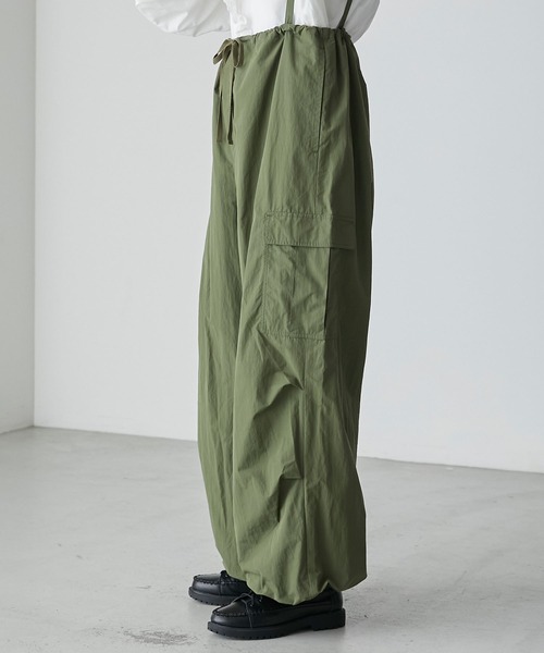 forksy.（フォルクシー）の「【forksy.】サスペンダー付きボリュームナイロンカーゴパンツ（カーゴパンツ・レディース・カーキ/チャコール/ラベンダー・FREE）」の22枚目の写真