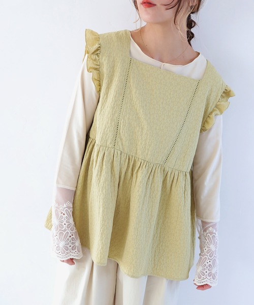 Crisp（クリスプ）の「フラワーエンボスフリルタンク（シャツ/ブラウス・レディース・グリーン/アイボリー・FREE）」の2枚目の写真