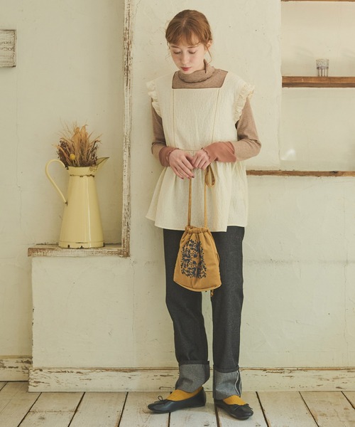 Crisp（クリスプ）の「フラワーエンボスフリルタンク（シャツ/ブラウス・レディース・グリーン/アイボリー・FREE）」の4枚目の写真