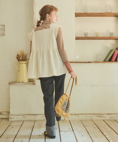 Crisp（クリスプ）の「フラワーエンボスフリルタンク（シャツ/ブラウス・レディース・グリーン/アイボリー・FREE）」の6枚目の写真