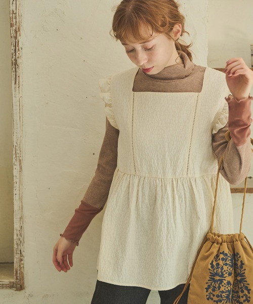 Crisp（クリスプ）の「フラワーエンボスフリルタンク（シャツ/ブラウス・レディース・グリーン/アイボリー・FREE）」の8枚目の写真