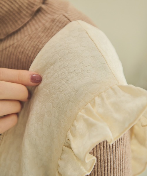 Crisp（クリスプ）の「フラワーエンボスフリルタンク（シャツ/ブラウス・レディース・グリーン/アイボリー・FREE）」の11枚目の写真