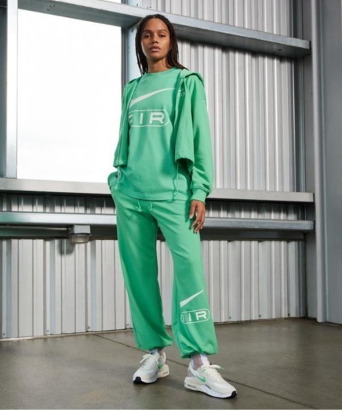 NIKE(ナイキ)の「NIKE ナイキ W AIRMAX EXCEE エア マックス エクシー WFJ3232 001PLTVLT/BLK(スニーカー・メンズ・ホワイト・29.0cm/28.5cm/28.0cm/27.5cm/27.0cm/26.5cm/26.0cm/25.5cm/25.0cm/24.5cm/24.0cm/23.5cm/23.0cm/22.5cm/22.0cm)」の3枚目の写真