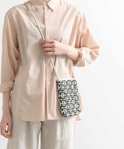 URBAN RESEARCH DOORS(アーバンリサーチドアーズ)の「レザーメッシュミニショルダーバッグ(ショルダーバッグ・レディース・ブラック系その他/ホワイト/ブラック・-)」の1枚目の写真