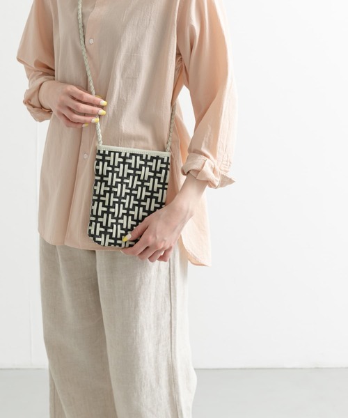 URBAN RESEARCH DOORS(アーバンリサーチドアーズ)の「レザーメッシュミニショルダーバッグ(ショルダーバッグ・レディース・ブラック系その他/ホワイト/ブラック・-)」の6枚目の写真