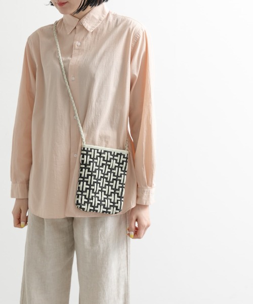 URBAN RESEARCH DOORS(アーバンリサーチドアーズ)の「レザーメッシュミニショルダーバッグ(ショルダーバッグ・レディース・ブラック系その他/ホワイト/ブラック・-)」の7枚目の写真