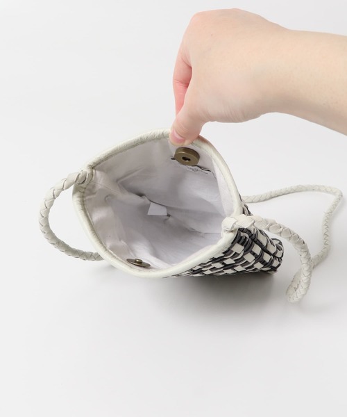 URBAN RESEARCH DOORS(アーバンリサーチドアーズ)の「レザーメッシュミニショルダーバッグ(ショルダーバッグ・レディース・ブラック系その他/ホワイト/ブラック・-)」の12枚目の写真