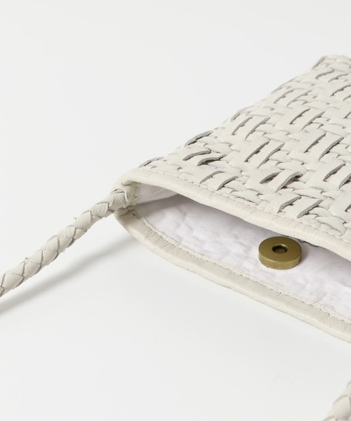 URBAN RESEARCH DOORS(アーバンリサーチドアーズ)の「レザーメッシュミニショルダーバッグ(ショルダーバッグ・レディース・ブラック系その他/ホワイト/ブラック・-)」の13枚目の写真