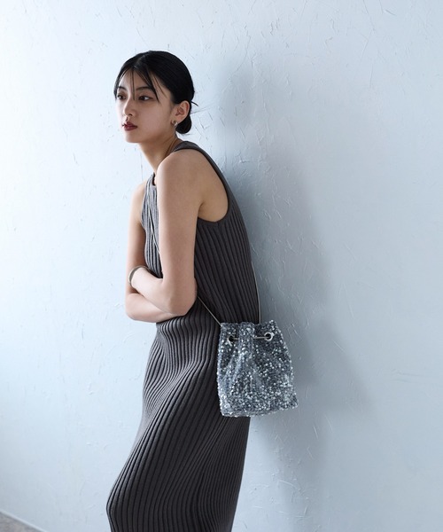 &Robu.（アンドロブ）の「スパンコール 2wayバッグ オケージョン 結婚式 お呼ばれ パーティ（ショルダーバッグ・レディース・ベージュ系その他2/シルバー/ブラック/ベージュ系その他/グレー/ライトグレー/ブラック×ゴールド/グリーン/ネイビー系/ブラウン系その他・FREE）」の4枚目の写真