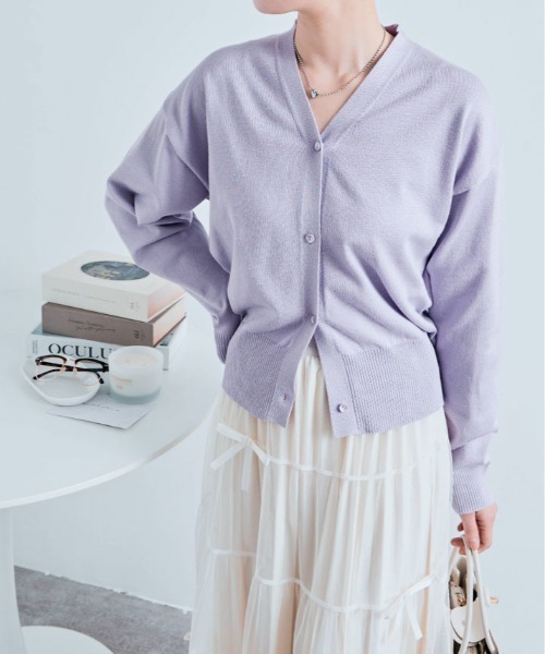 kirakiraShop(キラキラショップ)の「すっきりシルエットでバランス◎ ショート丈 Vネック カーディガン(カーディガン/ボレロ・レディース・アイボリー/チャコール/レッド/オフホワイト/杢グレー/ブラック/ネイビー/ベージュ/ダークグリーン/ライトブルー/ブルー/ラベンダー・FREE)」の11枚目の写真