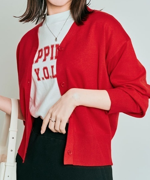 kirakiraShop(キラキラショップ)の「すっきりシルエットでバランス◎ ショート丈 Vネック カーディガン(カーディガン/ボレロ・レディース・アイボリー/チャコール/レッド/オフホワイト/杢グレー/ブラック/ネイビー/ベージュ/ダークグリーン/ライトブルー/ブルー/ラベンダー・FREE)」の12枚目の写真
