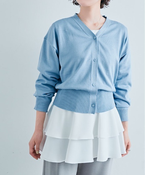 kirakiraShop(キラキラショップ)の「すっきりシルエットでバランス◎ ショート丈 Vネック カーディガン(カーディガン/ボレロ・レディース・アイボリー/チャコール/レッド/オフホワイト/杢グレー/ブラック/ネイビー/ベージュ/ダークグリーン/ライトブルー/ブルー/ラベンダー・FREE)」の8枚目の写真