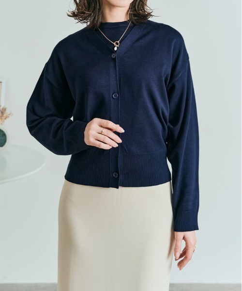 kirakiraShop(キラキラショップ)の「すっきりシルエットでバランス◎ ショート丈 Vネック カーディガン(カーディガン/ボレロ・レディース・アイボリー/チャコール/レッド/オフホワイト/杢グレー/ブラック/ネイビー/ベージュ/ダークグリーン/ライトブルー/ブルー/ラベンダー・FREE)」の20枚目の写真