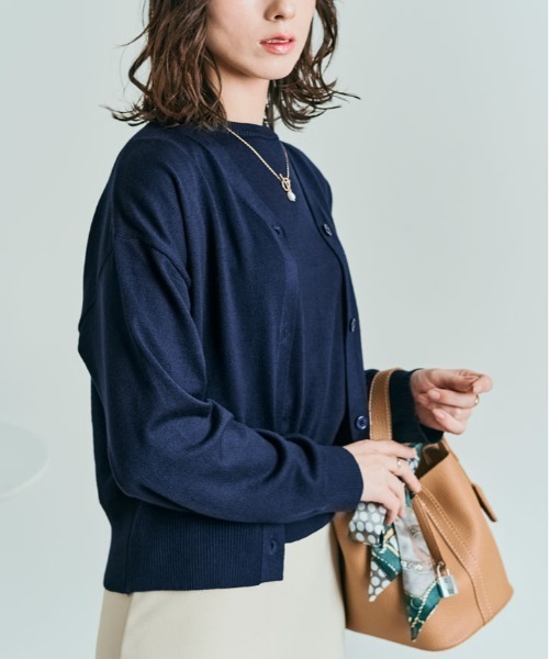 kirakiraShop(キラキラショップ)の「すっきりシルエットでバランス◎ ショート丈 Vネック カーディガン(カーディガン/ボレロ・レディース・アイボリー/チャコール/レッド/オフホワイト/杢グレー/ブラック/ネイビー/ベージュ/ダークグリーン/ライトブルー/ブルー/ラベンダー・FREE)」の21枚目の写真