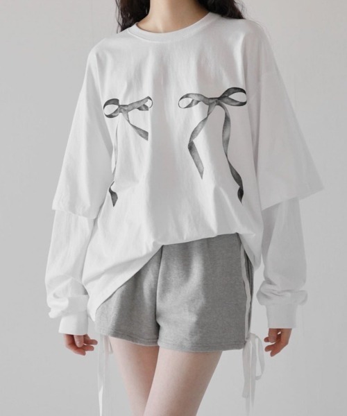 Uenui(ウニュイ)の「【ZOZO限定】リボン プリント レイヤード トップス オーバーサイズ(Tシャツ/カットソー・レディース・ホワイト/チャコールグレー/グレー・FREE)」の2枚目の写真