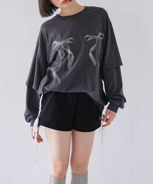 Uenui(ウニュイ)の「【ZOZO限定】リボン プリント レイヤード トップス オーバーサイズ(Tシャツ/カットソー・レディース・ホワイト/チャコールグレー/グレー・FREE)」の1枚目の写真