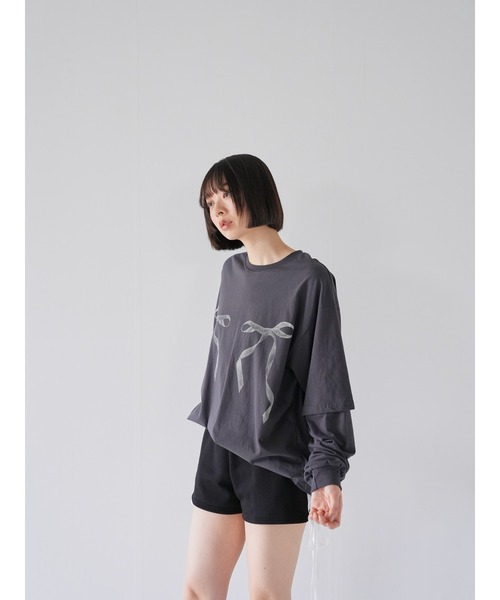 Uenui(ウニュイ)の「【ZOZO限定】リボン プリント レイヤード トップス オーバーサイズ(Tシャツ/カットソー・レディース・ホワイト/チャコールグレー/グレー・FREE)」の6枚目の写真
