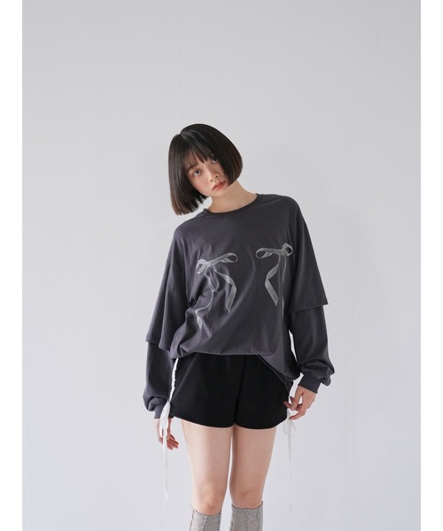 Uenui(ウニュイ)の「【ZOZO限定】リボン プリント レイヤード トップス オーバーサイズ(Tシャツ/カットソー・レディース・ホワイト/チャコールグレー/グレー・FREE)」の9枚目の写真