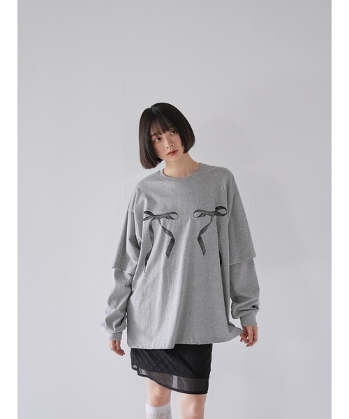 Uenui(ウニュイ)の「【ZOZO限定】リボン プリント レイヤード トップス オーバーサイズ(Tシャツ/カットソー・レディース・ホワイト/チャコールグレー/グレー・FREE)」の5枚目の写真