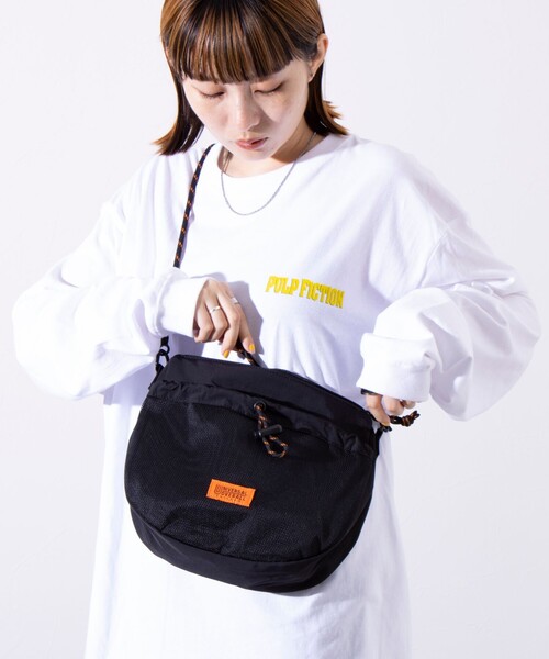 UNIVERSAL OVERALL（ユニバーサルオーバーオール）の「【UNIVERSAL OVERALL】フロントメッシュ ザイルショルダー 6L ワンポイントロゴ（ショルダーバッグ・メンズ・ブラック/モカ/ライトグレー・FREE）」の2枚目の写真