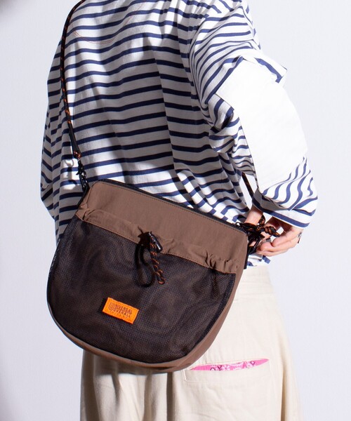 UNIVERSAL OVERALL（ユニバーサルオーバーオール）の「【UNIVERSAL OVERALL】フロントメッシュ ザイルショルダー 6L ワンポイントロゴ（ショルダーバッグ・メンズ・ブラック/モカ/ライトグレー・FREE）」の3枚目の写真
