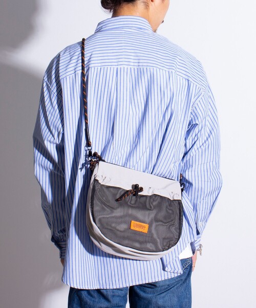 UNIVERSAL OVERALL（ユニバーサルオーバーオール）の「【UNIVERSAL OVERALL】フロントメッシュ ザイルショルダー 6L ワンポイントロゴ（ショルダーバッグ・メンズ・ブラック/モカ/ライトグレー・FREE）」の6枚目の写真