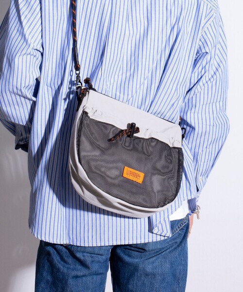 UNIVERSAL OVERALL（ユニバーサルオーバーオール）の「【UNIVERSAL OVERALL】フロントメッシュ ザイルショルダー 6L ワンポイントロゴ（ショルダーバッグ・メンズ・ブラック/モカ/ライトグレー・FREE）」の5枚目の写真