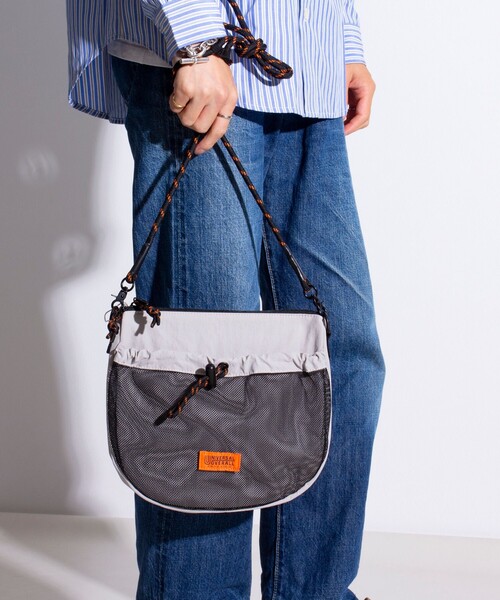 UNIVERSAL OVERALL（ユニバーサルオーバーオール）の「【UNIVERSAL OVERALL】フロントメッシュ ザイルショルダー 6L ワンポイントロゴ（ショルダーバッグ・メンズ・ブラック/モカ/ライトグレー・FREE）」の4枚目の写真