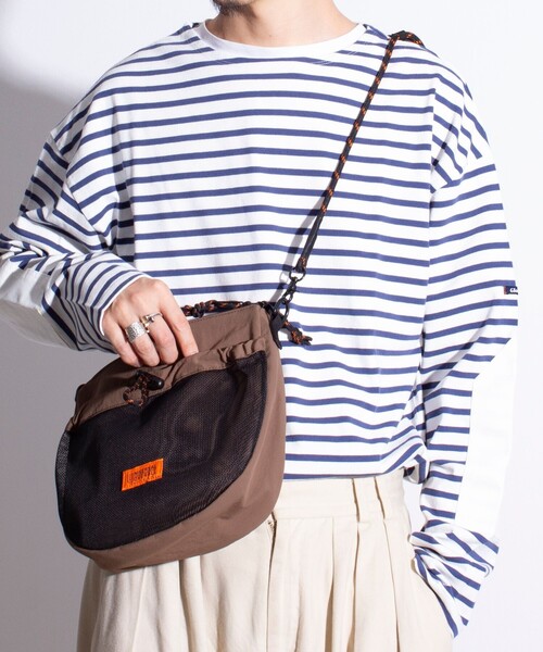 UNIVERSAL OVERALL（ユニバーサルオーバーオール）の「【UNIVERSAL OVERALL】フロントメッシュ ザイルショルダー 6L ワンポイントロゴ（ショルダーバッグ・メンズ・ブラック/モカ/ライトグレー・FREE）」の19枚目の写真