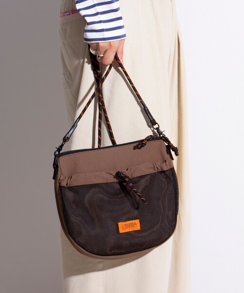 UNIVERSAL OVERALL（ユニバーサルオーバーオール）の「【UNIVERSAL OVERALL】フロントメッシュ ザイルショルダー 6L ワンポイントロゴ（ショルダーバッグ・メンズ・ブラック/モカ/ライトグレー・FREE）」の18枚目の写真