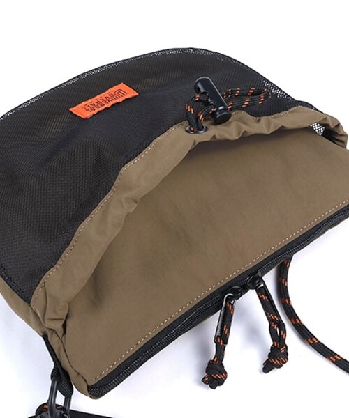 UNIVERSAL OVERALL（ユニバーサルオーバーオール）の「【UNIVERSAL OVERALL】フロントメッシュ ザイルショルダー 6L ワンポイントロゴ（ショルダーバッグ・メンズ・ブラック/モカ/ライトグレー・FREE）」の21枚目の写真