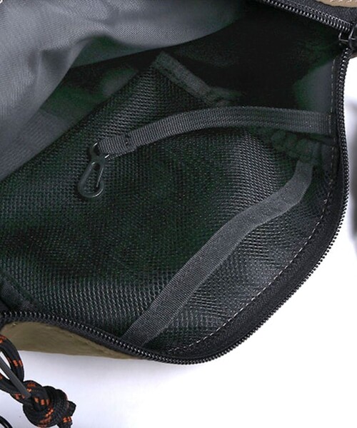 UNIVERSAL OVERALL（ユニバーサルオーバーオール）の「【UNIVERSAL OVERALL】フロントメッシュ ザイルショルダー 6L ワンポイントロゴ（ショルダーバッグ・メンズ・ブラック/モカ/ライトグレー・FREE）」の20枚目の写真