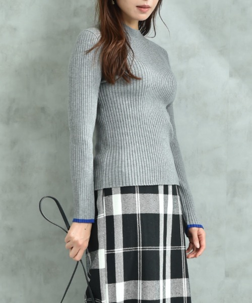 INTERPLANET(インタープラネット)の「袖口配色パール付きハイネックリブニット(ニット/セーター・レディース・レッド/ブラック/オフホワイト/グレー・FREE)」の1枚目の写真