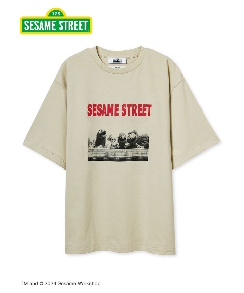 Mila Owen（ミラオーウェン）の「【SESAME STREET】キャラクターフォトTシャツ（Tシャツ/カットソー・レディース・チャコールグレー/ホワイト/ベージュ・0/1）」の3枚目の写真