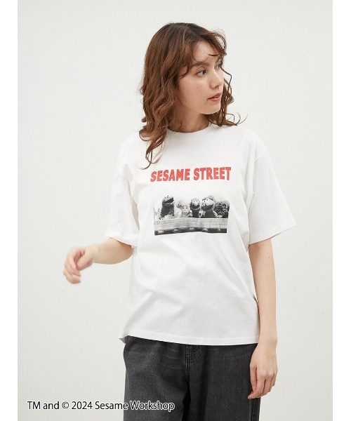 Mila Owen（ミラオーウェン）の「【SESAME STREET】キャラクターフォトTシャツ（Tシャツ/カットソー・レディース・チャコールグレー/ホワイト/ベージュ・0/1）」の15枚目の写真