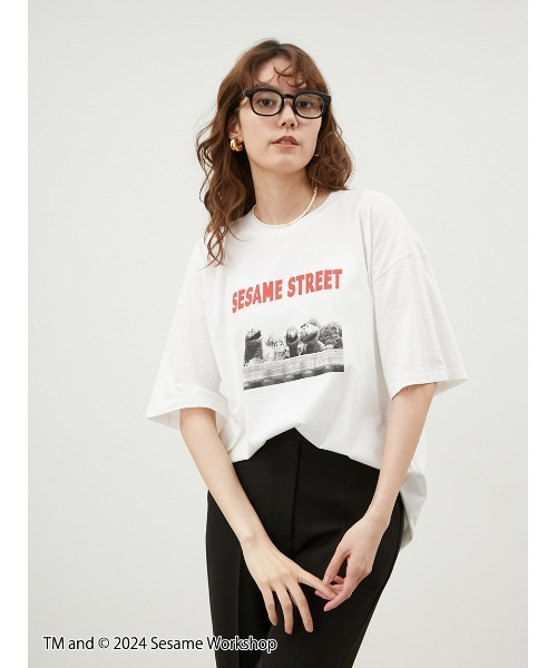 Mila Owen（ミラオーウェン）の「【SESAME STREET】キャラクターフォトTシャツ（Tシャツ/カットソー・レディース・チャコールグレー/ホワイト/ベージュ・0/1）」の5枚目の写真