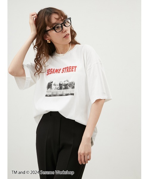 Mila Owen（ミラオーウェン）の「【SESAME STREET】キャラクターフォトTシャツ（Tシャツ/カットソー・レディース・チャコールグレー/ホワイト/ベージュ・0/1）」の6枚目の写真